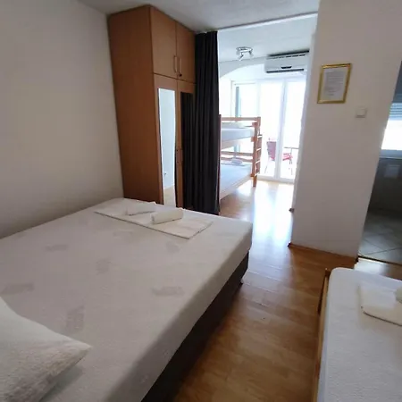 Cozy For One Family Apartamento Neum